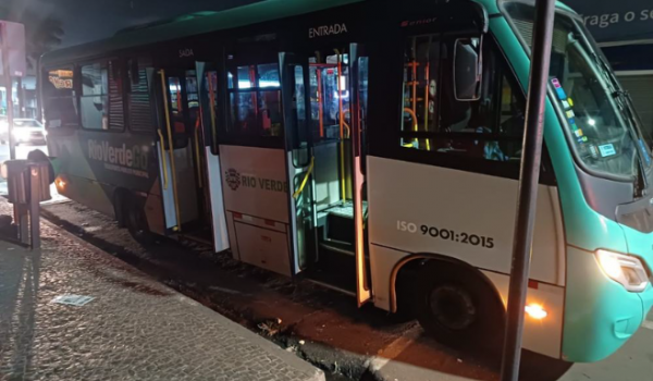 Ciclista fica ferida após colisão com ônibus no Setor Central, em Rio Verde