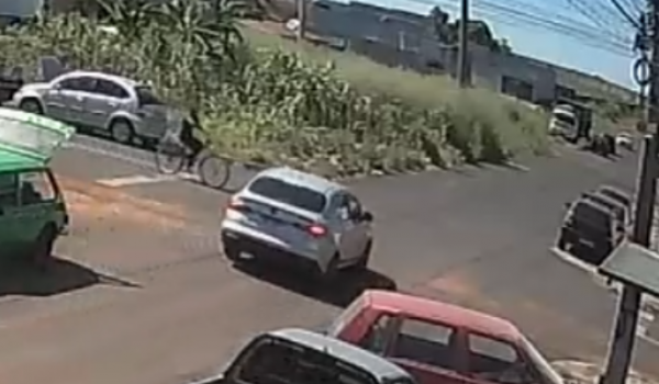 Ciclista ignora sinal de pare e colide em lateral de carro na Vila Mutirão, em Rio Verde