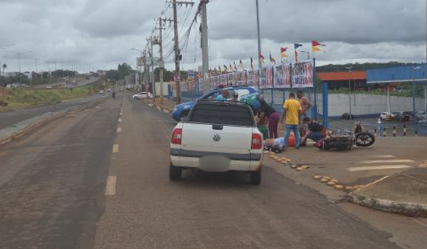 Colisão entre carro e moto deixa casal ferido na Vila Mariana, em Rio Verde
