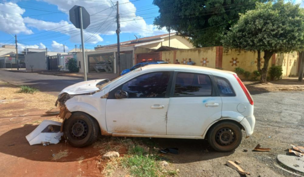 Colisão entre carros deixa passageira ferida no bairro Santo Agostinho, em Rio Verde