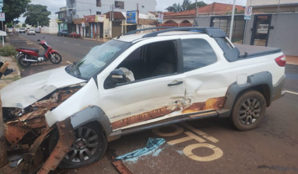 Colisão entre dois veículos deixa mulher ferida no Centro de Rio Verde