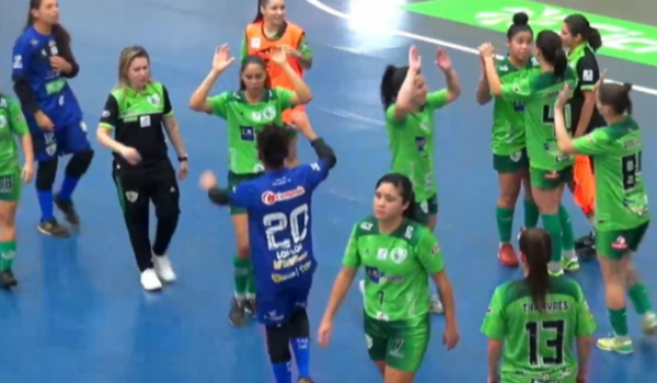 Com show no primeiro tempo, Resenhas vence em casa e sobe na tabela da Liga Feminina