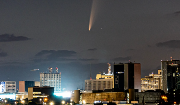 Registro de cometa feito por fotógrafo brasileiro é escolhido como foto do dia pela NASA