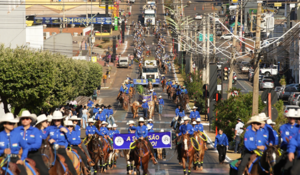 Comitiva Turma do Agro conquista o título do Desfile de Cavaleiros da Expo Rio Verde 2026