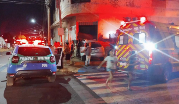 Condutor embriagado bate em outro veículo que atinge porta de prédio abandonado no Setor Central de Rio Verde