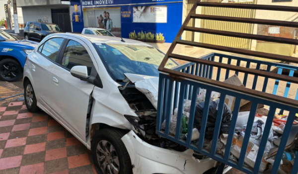 Condutora passa mal, avança sinal vermelho e provoca acidente no Setor Oeste