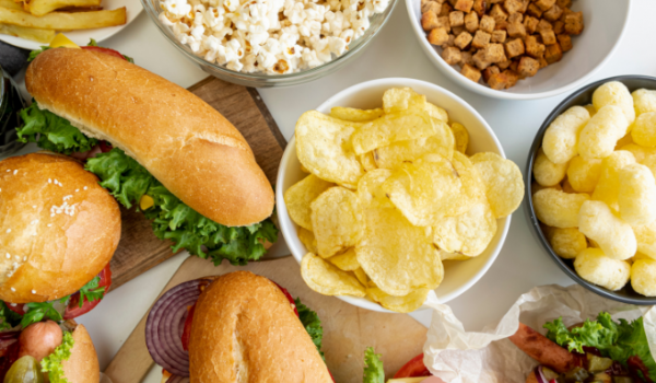 Consumo de ultraprocessados dobra no Brasil e acende alerta global sobre saúde