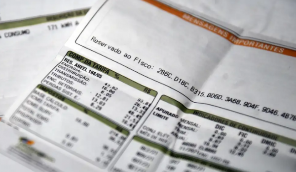 Aneel mantém bandeira vermelha patamar 1 em novembro e contas de luz terão cobrança extra