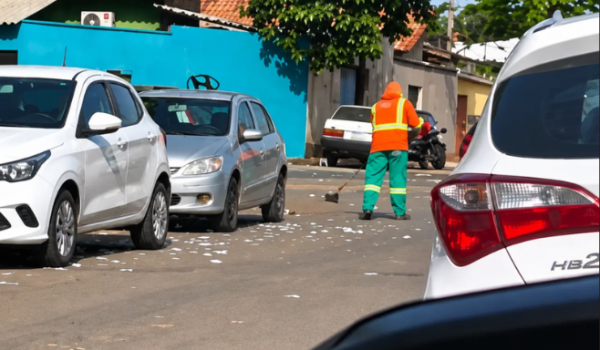 Eleitor denuncia baderna com santinhos espalhados em frente a colégio eleitoral