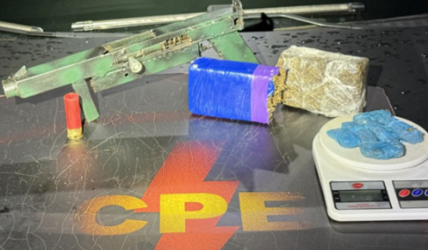 CPE apreende arma de fogo e drogas e detém suspeitos ligados a facção em dois bairros, em Rio Verde