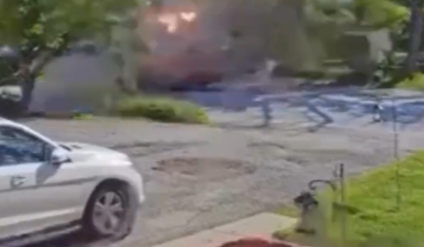 Caminhão com gás explode e pedaços do veículo se espalham por duas quadras, nos EUA