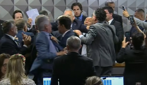 CPMI do INSS aprova quebra de sigilo de Lulinha e sessão termina em confusão entre parlamentares