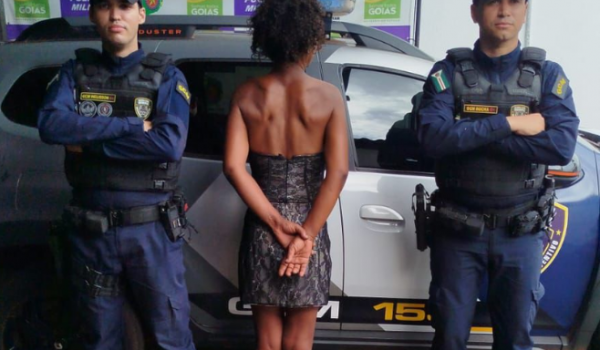 Mulher é presa pela GCM por ameaçar e tumultuar servidores de centro de assistência social, em Rio Verde