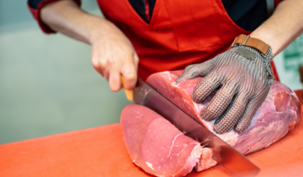 Curso gratuito capacita profissionais em técnicas de cortes e manipulação de carnes em Rio Verde