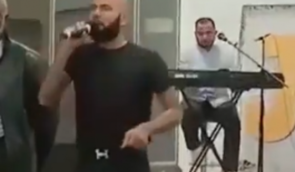 Daniel Alves é visto pregando em culto evangélico na Espanha e diz ter feito 