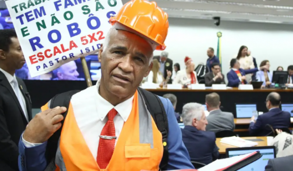 Momento em que deputado defende fim da escala 6×1 para que trabalhadores 'façam sexo em paz', viraliza