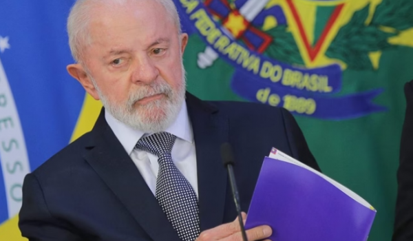 Deputado federal protocola pedido de impeachment de Lula por escândalo do INSS 