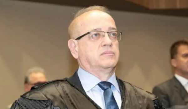 Desembargador do TJGO diz que motorista não é obrigado a parar em abordagem policial e gera debate jurídico