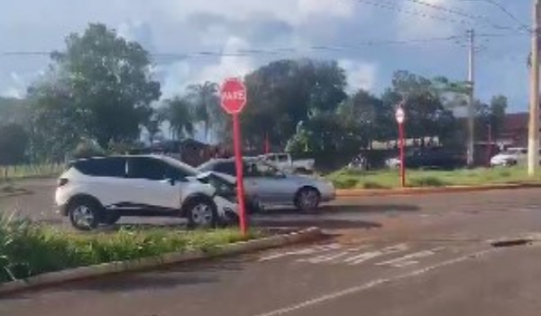 Acidente entre dois carros é registrado na Av. Beija Flor, em Rio Verde
