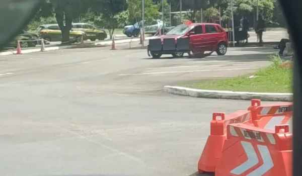 Carro desgovernado em prova da CNH causa susto no Detran de Goiânia