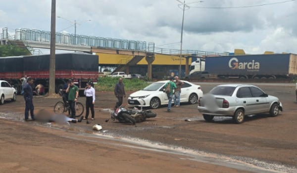 Dois acidentes com carro e moto são registrados em rua do Jardim das Margaridas em menos de 24 horas