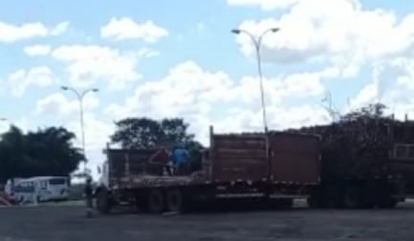 Dois caminhões são parados na BR-060 por transporte irregular de carga 