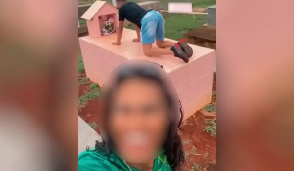 Dupla filmada dançando funk sobre túmulo de criança faz acordo na Justiça