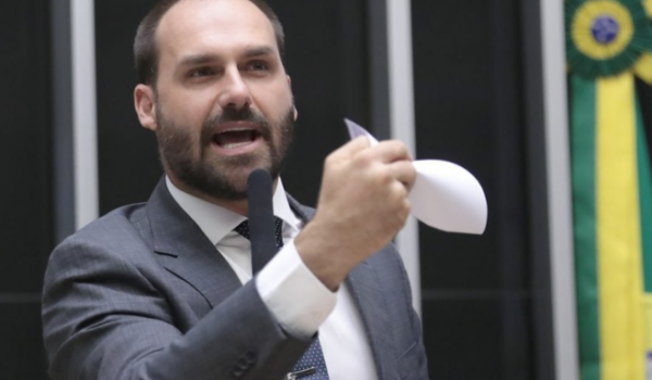 Eduardo Bolsonaro diz que não volta ao Brasil e pode abrir mão do mandato