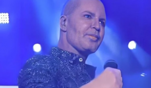 Eduardo Costa aparece careca em show e revela motivo: 