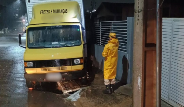 Em Mineiros, caminhão desgovernado desce em avenida durante chuva