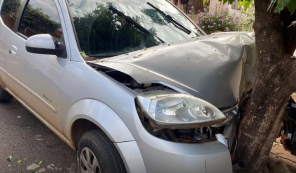 Em Rio Verde, sob efeito de álcool, motorista colide em árvore e acaba preso em hospital