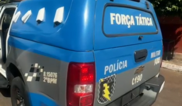 Em surto, homem ameaça família, desacata policiais e danifica viatura da PM em Rio Verde