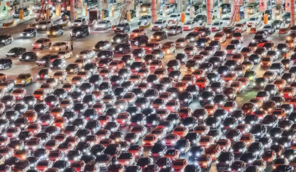 Megaengarrafamento na China reúne 10 milhões de carros após feriadão