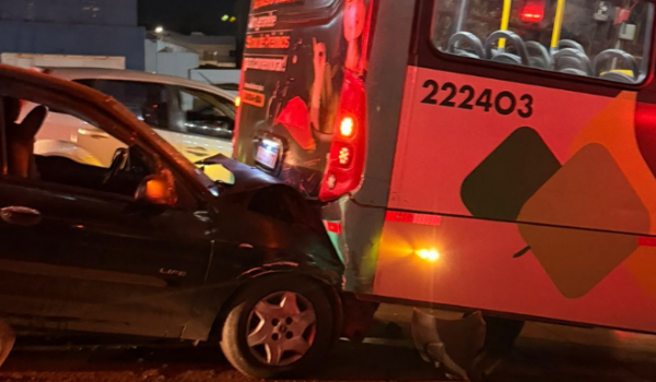 Engavetamento entre carro, ônibus e outro veículo deixa cinco feridos no Setor Central, em Rio Verde