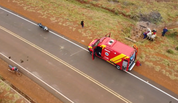 Equipe de Bombeiros realiza resgate de emergência após acidente de moto em Santa Helena