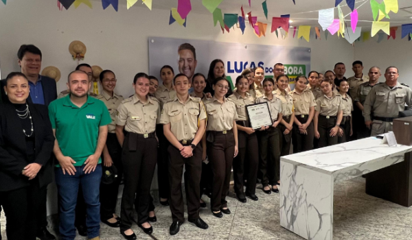 Estudantes do CEPMG vivenciam rotina parlamentar na Alego com apoio de Lucas do Vale