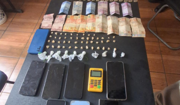 Polícia Militar desmantela ponto de tráfico de drogas no bairro Liberdade e apreende celulares furtados