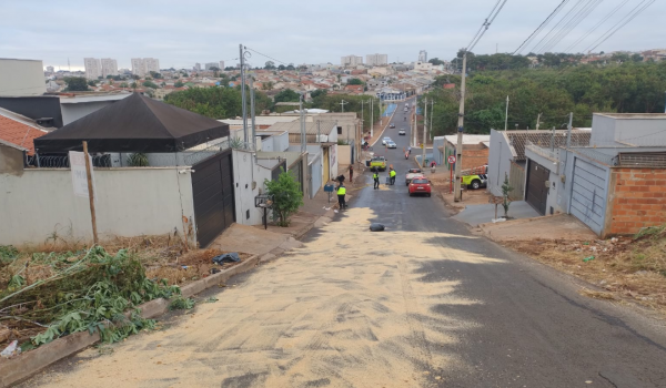 AMT usa serragem para conter mel derramado que deixou rua escorregadia no Dona Lindolfina