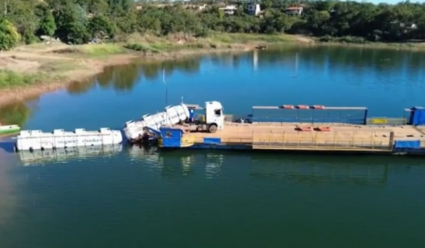 Após quatro dias, carreta com 35 mil litros de etanol é retirada de represa em Morada Nova de Minas