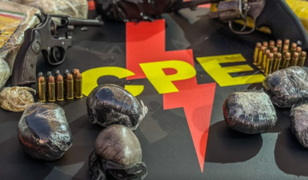 Ação integrada entre PM, CPE e Polícia Civil prende trio de facção criminosa no bairro Popular com armas e drogas