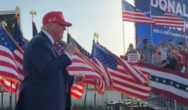 Trump quer luta de UFC nos jardins da Casa Branca para celebrar 250 anos da independência dos EUA