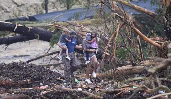Tragédia no Texas: enchente deixa 52 mortos e 27 meninas seguem desaparecidas em acampamento cristão