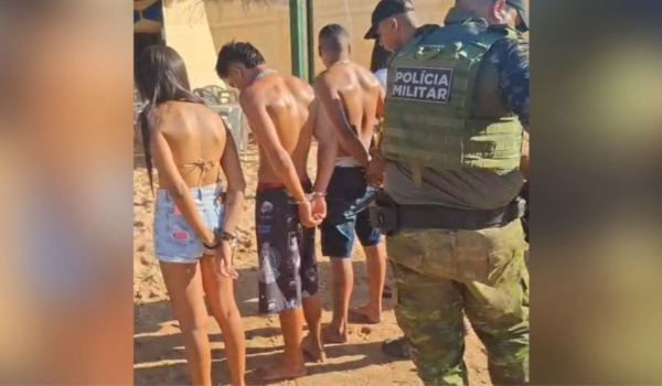 Polícia Militar Ambiental prende trio por tráfico de drogas em praia de Aruanã
