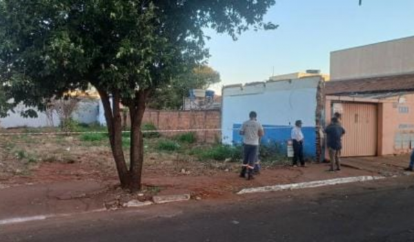 Corpo carbonizado é encontrado em lote baldio no Bairro Popular