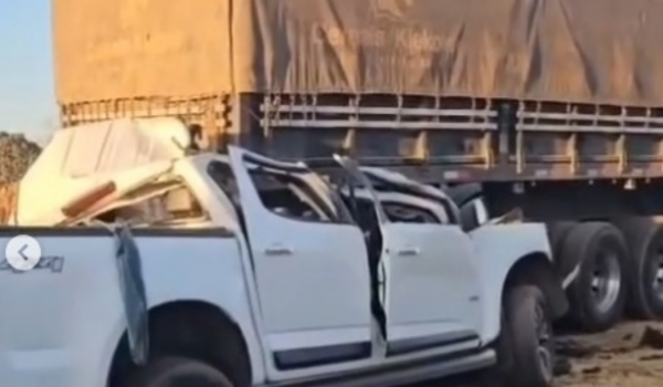Grave acidente entre caminhonete e carretas deixa dois mortos na BR-050, em Catalão