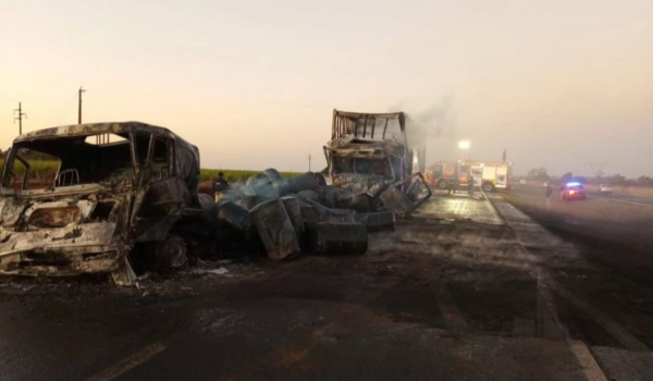 Motorista morre carbonizado após colisão entre caminhões na BR-153, em Morrinhos