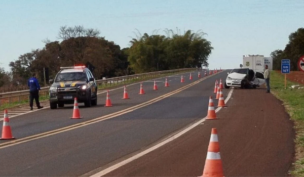 Motorista com sinais de embriaguez morre ao colidir com caminhão na BR-364, em Jataí
