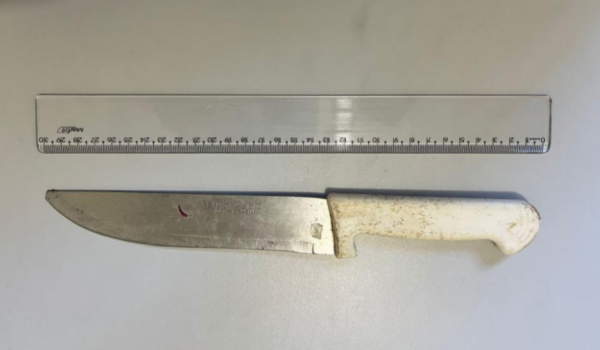 Mulher é mantida em cárcere e ameaçada com faca pelo companheiro