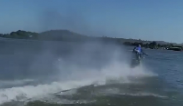 Morador do Pará viraliza ao atravessar rio de moto em façanha impressionante