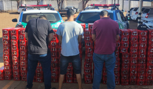 Polícia Militar recupera 187 caixas de cerveja furtadas durante incêndio em caminhão